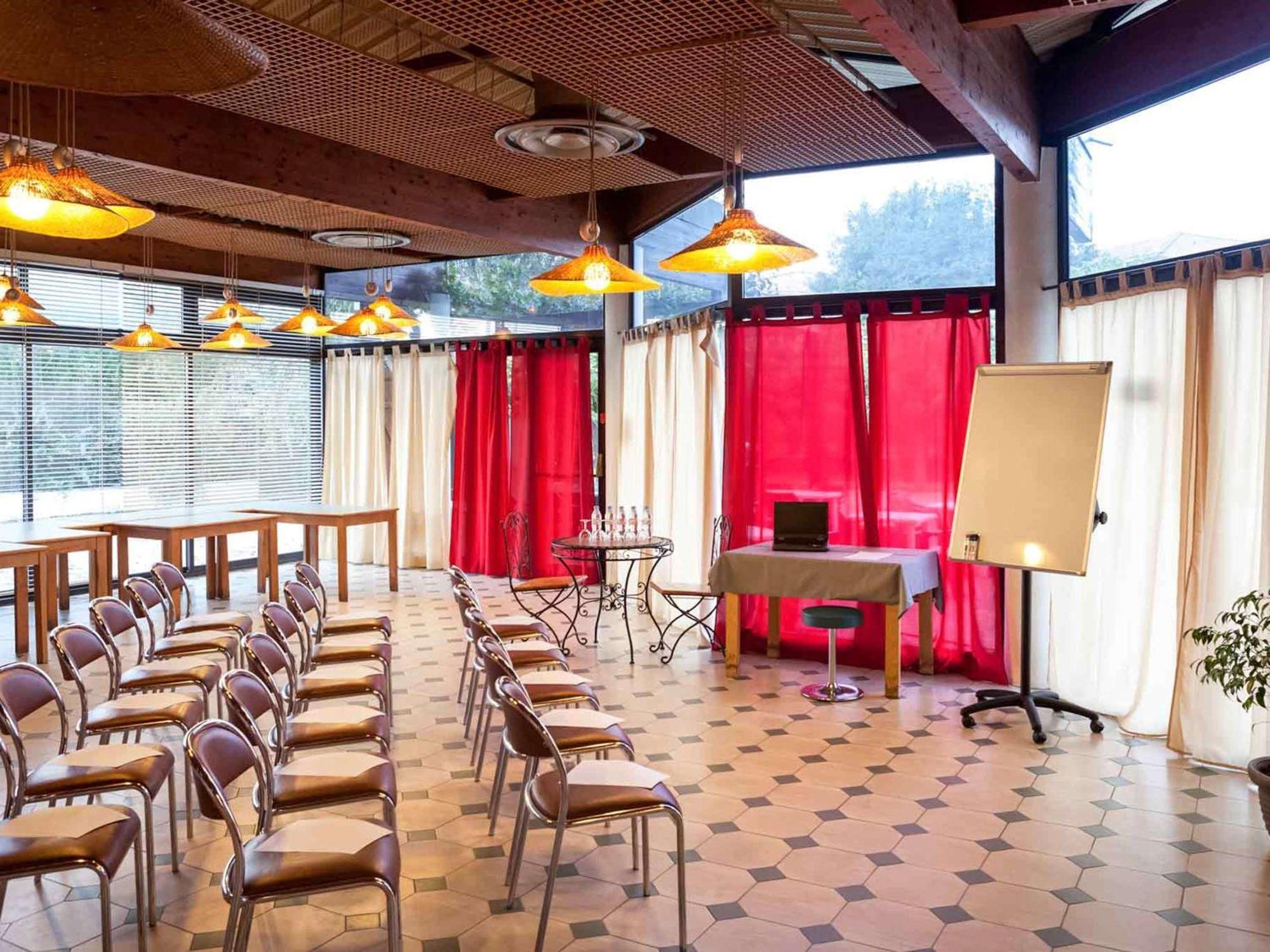 Ibis Budget Saint Christol Les Ales Zewnętrze zdjęcie